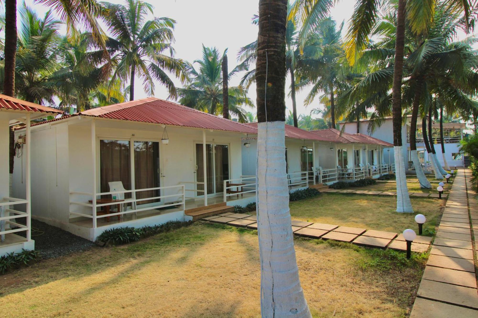 Arabian Sea Beach Resort Morjim Esterno foto