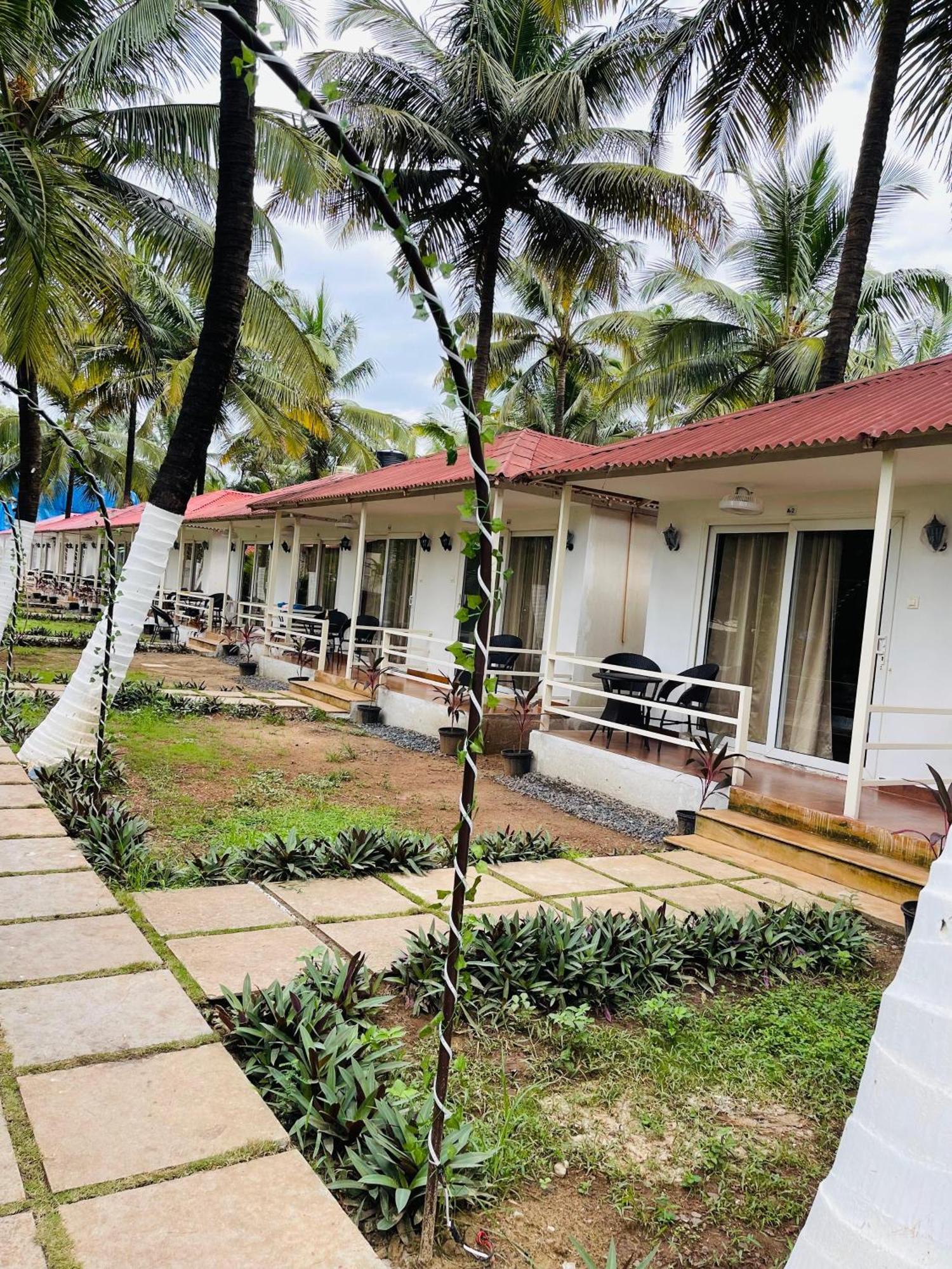 Arabian Sea Beach Resort Morjim Esterno foto