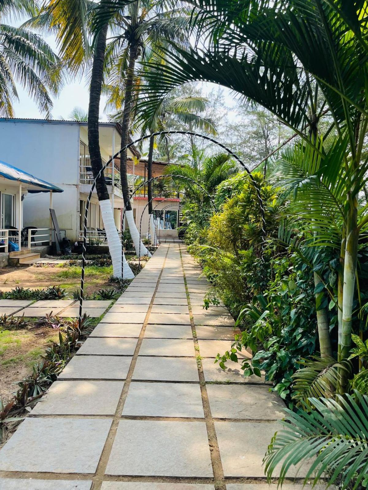 Arabian Sea Beach Resort Morjim Esterno foto