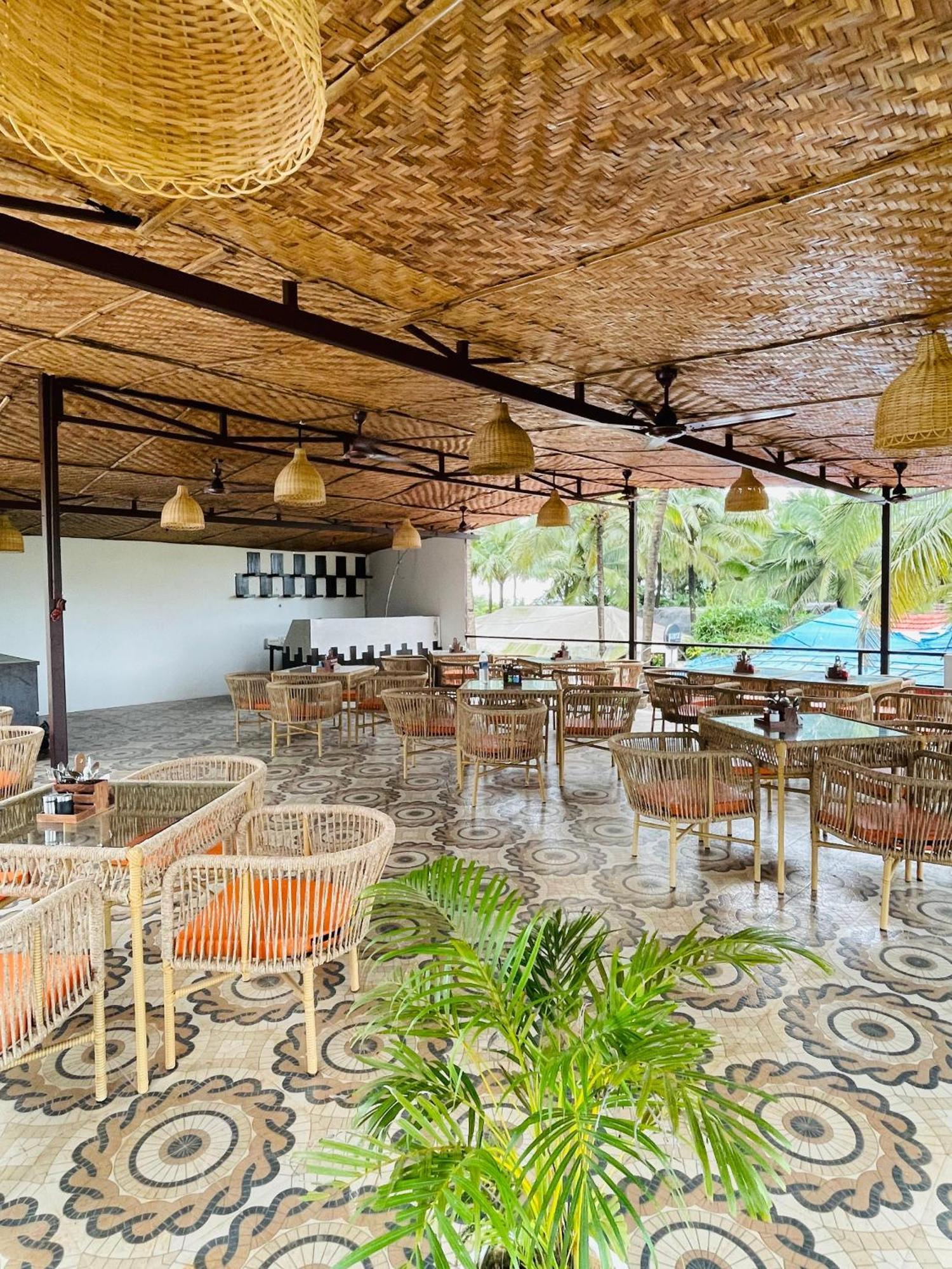 Arabian Sea Beach Resort Morjim Esterno foto