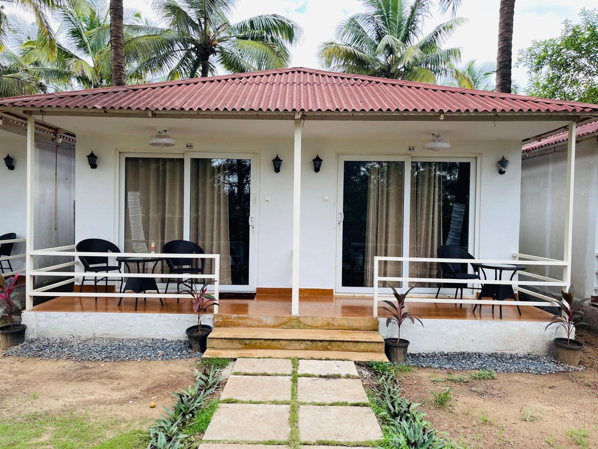 Arabian Sea Beach Resort Morjim Esterno foto