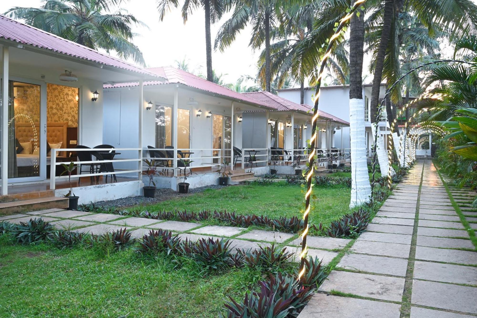 Arabian Sea Beach Resort Morjim Esterno foto