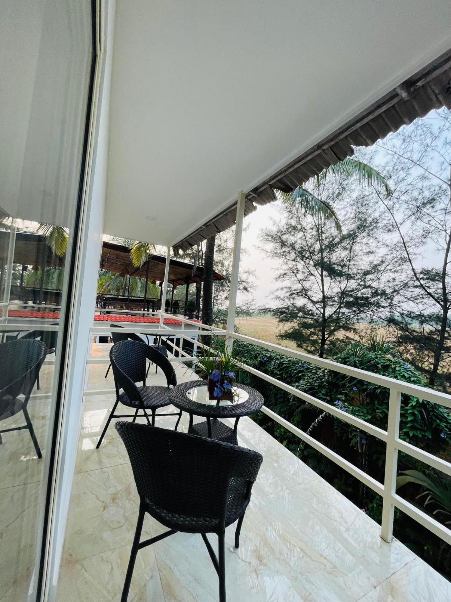 Arabian Sea Beach Resort Morjim Esterno foto
